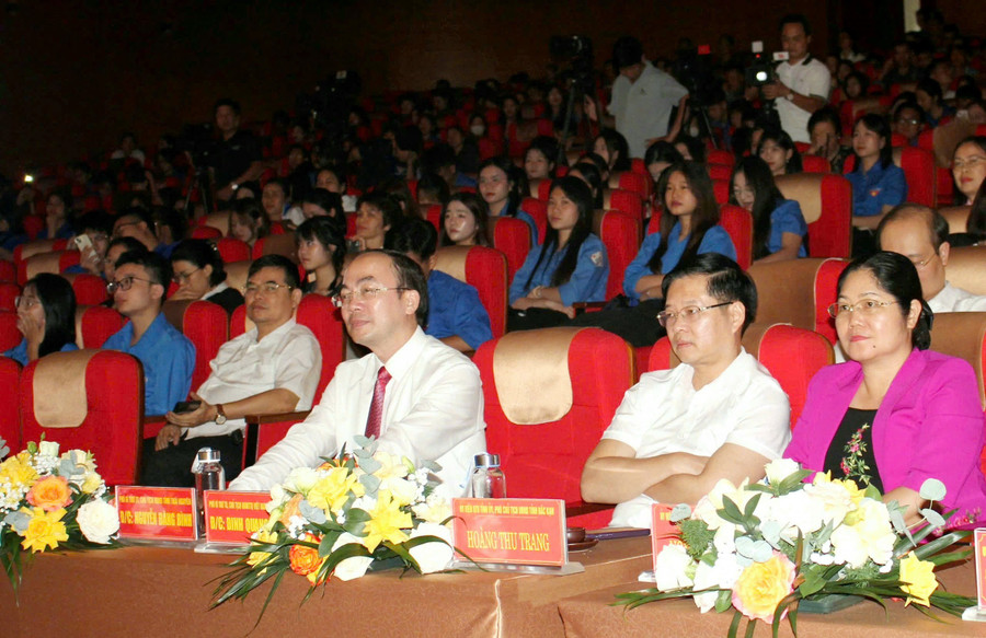 Các đại biểu tham dự chương trình. 970c4ab4fa2b4d75143a.jpg