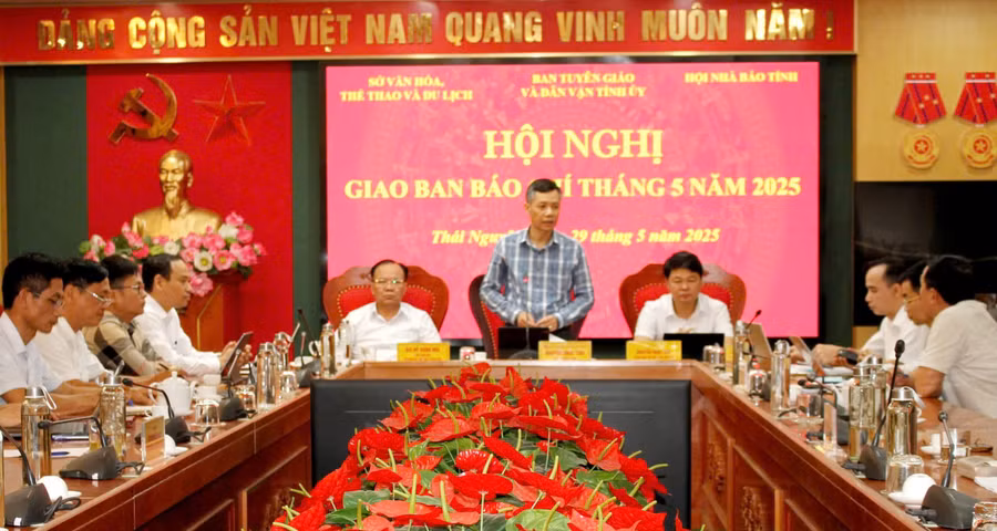 Đại diện lãnh đạo Ban Tuyên giáo và Dân vận Tỉnh ủy, Sở Văn hóa - Thể thao và Du lịch, Hội Nhà báo tỉnh Thái Nguyên đồng chủ trì hội nghị giao ban báo chí.