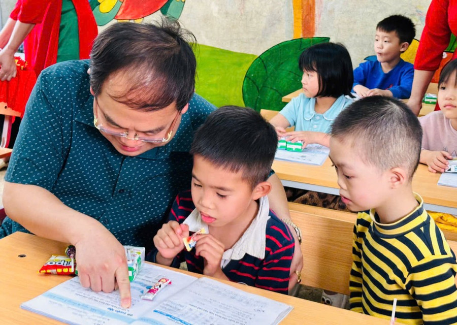 Đồng chí Quản Minh Cường, Bí thư Tỉnh ủy, Trưởng Đoàn đại biểu Quốc hội tỉnh cùng các em học sinh tại Cơ sở giáo dục hòa nhập trẻ khuyết tật (Trung tâm Giáo dục thường xuyên tỉnh Cao Bằng).