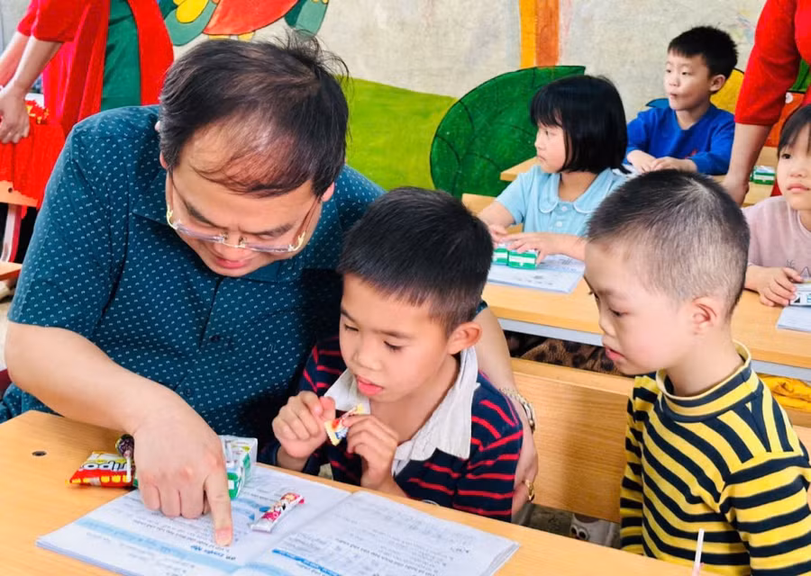 Đồng chí Quản Minh Cường, Bí thư Tỉnh ủy, Trưởng Đoàn đại biểu Quốc hội tỉnh cùng các em học sinh tại Cơ sở giáo dục hòa nhập trẻ khuyết tật (Trung tâm Giáo dục thường xuyên tỉnh Cao Bằng).