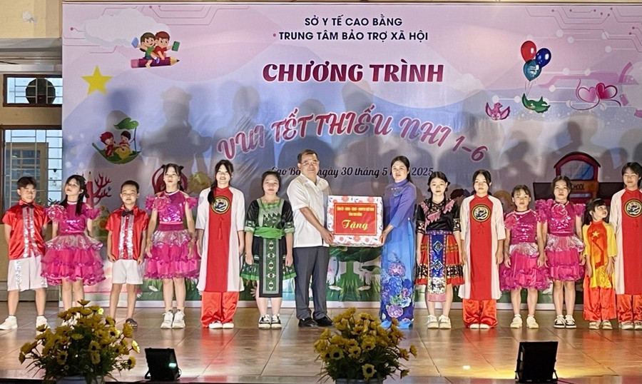 Ông Quản Minh Cường, Bí thư Tỉnh ủy, Trưởng Đoàn đại biểu Quốc hội tỉnh Cao Bằng tặng quà các cháu thiếu nhi Trung tâm Bảo trợ xã hội tỉnh nhân dịp Tết Thiếu nhi 1/6/2025. bi-thu-tinh-uy-quan-minh-cuong-tang-qua.jpg