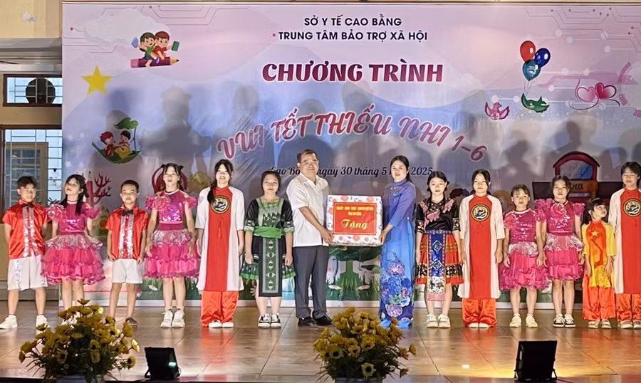 bi-thu-tinh-uy-quan-minh-cuong-tang-qua.jpg