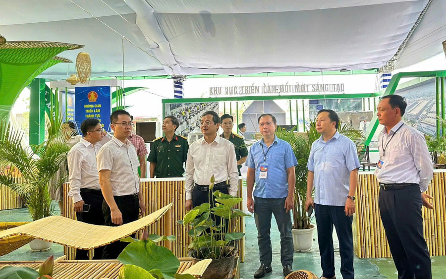 Chủ tịch UBND tỉnh Thái Nguyên Phạm Hoàng Sơn cùng các đại biểu thăm không gian triển lãm. 6e5fec612b37a069f926.jpg