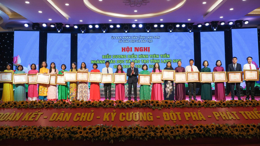 Chủ tịch UBND tỉnh Lạng Sơn Hồ Tiến Thiệu trao tặng Bằng khen của Thủ tướng Chính phủ cho các cá nhân có nhiều thành tích xuất sắc.