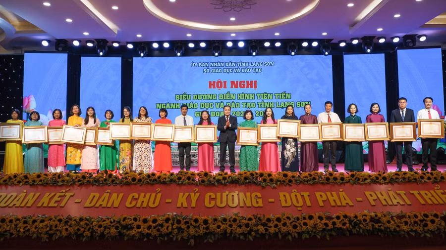 Chủ tịch UBND tỉnh Lạng Sơn Hồ Tiến Thiệu trao tặng Bằng khen của Thủ tướng Chính phủ cho các cá nhân có nhiều thành tích xuất sắc.