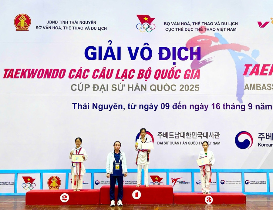 Vận động viên Nông Thị Diễm My, Cao Bằng (ngoài cùng bên trái) đạt Huy chương Bạc, nội dung đối kháng cá nhân hạng cân 33 kg nữ, dưới 12 tuổi. Ảnh: N.H