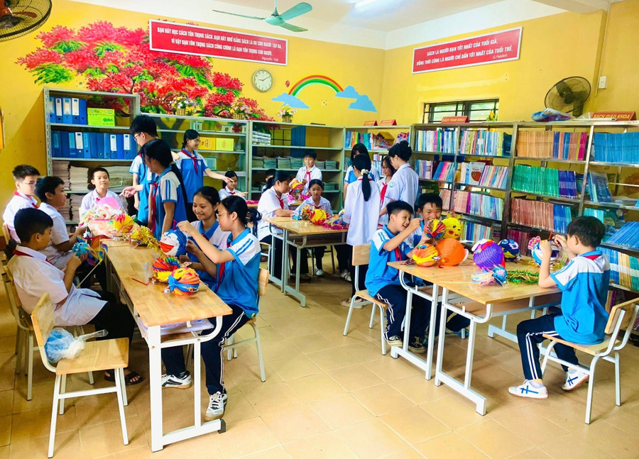Học trò trường THCS Tích Lương (phường Tích Lương, tỉnh Thái Nguyên) cùng nhau làm đèn tặng các bạn hoàn cảnh khó khăn. thcs-tich-luong.jpg