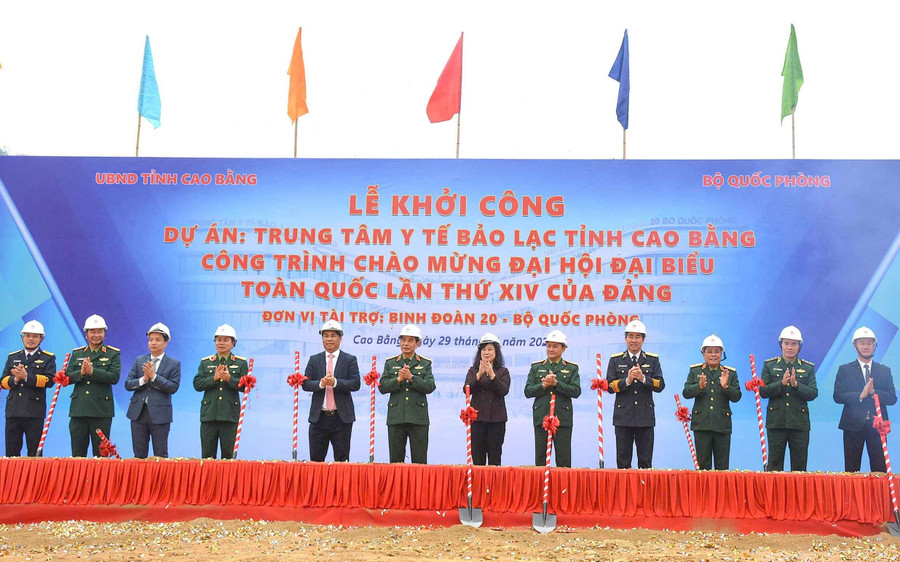 Các đại biểu thực hiện nghi thức khởi công xây dựng Trung tâm Y tế Bảo Lạc.