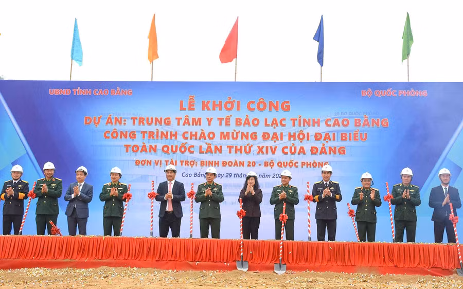 Các đại biểu thực hiện nghi thức khởi công xây dựng Trung tâm Y tế Bảo Lạc.