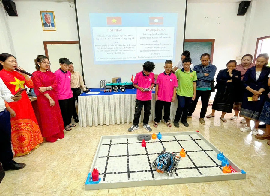 Giáo viên, học sinh tỉnh Lạng Sơn hướng dẫn, hỗ trợ thực hành với robot. f0ef10e55936d3688a27.jpg