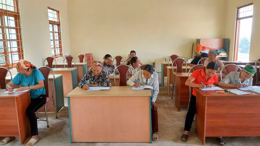 Các học viên miệt mài tại lớp học xóa mù chữ ở Nhà văn hóa xóm Phia Khao.