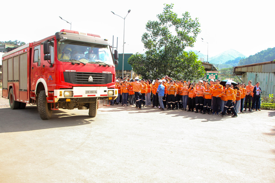 Một chương trình huấn luyện, thực hành phương án chữa cháy và cứu nạn, cứu hộ tại Văn phòng Mỏ Núi Pháo. nui-phao-phoi-hop-cung-phong-canh-sat-pccc-cnch-cong-an-tinh-thai-nguyen-to-chuc-thuc-hanh-phuong-an-chua-chay-va-cuu-nan-cuu-ho-tai-van-phong-mo-nui-phao5.jpg