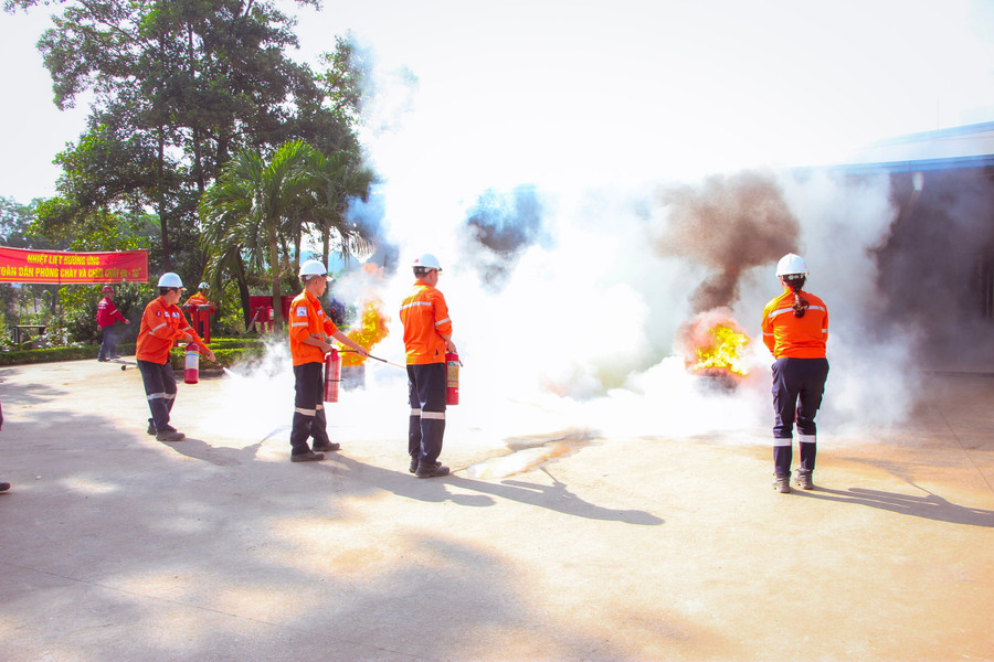 Những chương trình huấn luyện, thực hành ứng phó giúp Công ty Núi Pháo lan tỏa văn hóa an toàn, bảo vệ con người. nui-phao-phoi-hop-cung-phong-canh-sat-pccc-cnch-cong-an-tinh-thai-nguyen-to-chuc-thuc-hanh-phuong-an-chua-chay-va-cuu-nan-cuu-ho-tai-van-phong-mo-nui-phao6.jpg