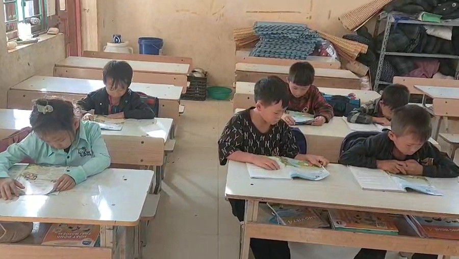 Học sinh ở "nội trú" tại Điểm trường Chè Lỳ A ôn bài vào mỗi tối dưới sự giám sát của giáo viên. 3-noi-tru-tai-diem-truong-che-ly-a.jpg