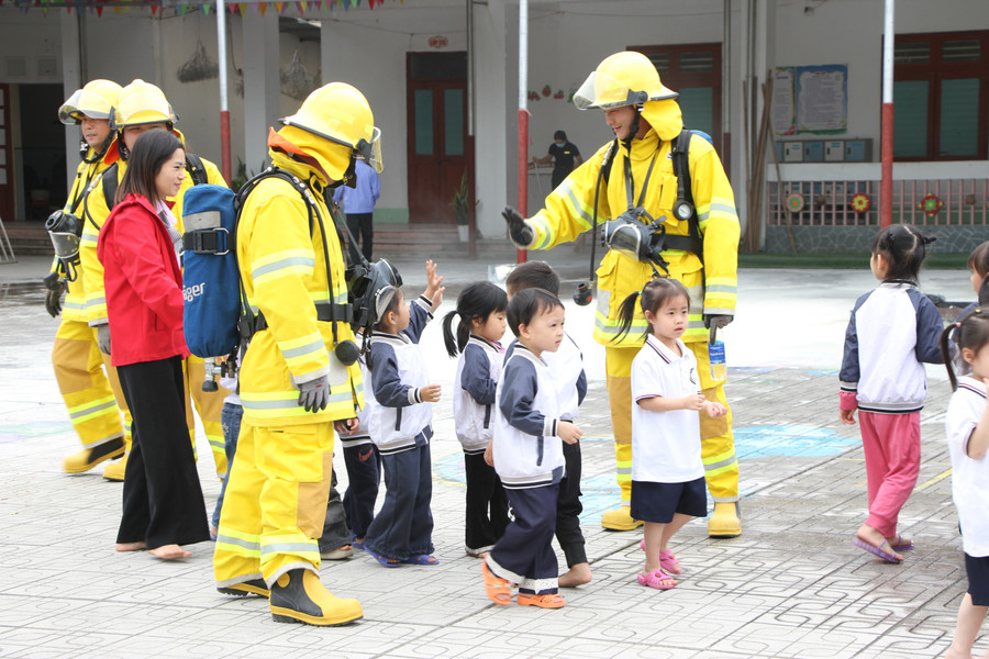 Cán bộ PCCC & CNCH Núi Pháo cùng các em nhỏ trường Mầm non Cù Vân sau diễn tập. can-bo-pccc-cnch-nui-phao-cung-cac-em-nho-truong-mam-non-cu-van-sau-dien-tap.jpg