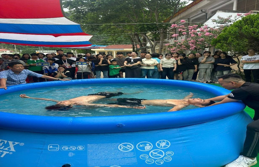 Học sinh Trường THPT Bảo Lâm (Cao Bằng) thực hành kỹ năng tự nổi tại chương trình tập huấn phòng chống đuối nước. bao-lam.jpg