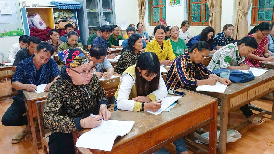 Các lớp xóa mù chữ ở Cao Bằng giúp học viên biết chữ, tự tin hơn trong cuộc sống.