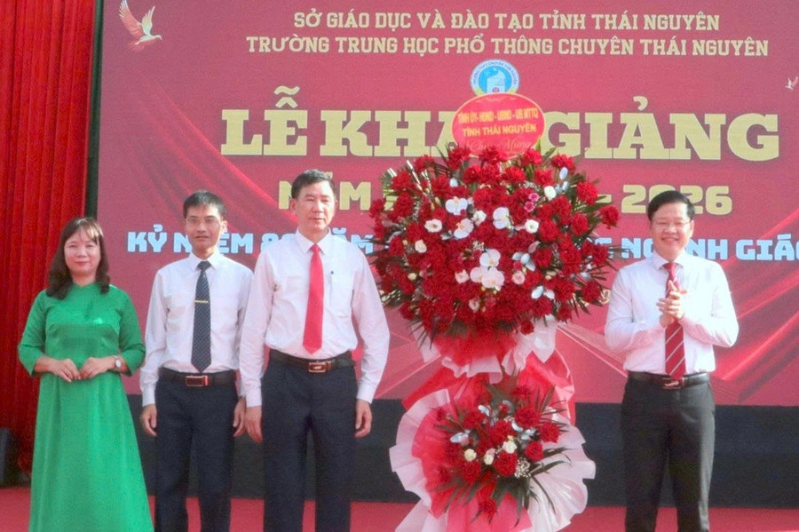 Ông Đinh Quang Tuyên, Phó Bí thư Tỉnh ủy, Chủ tịch Ủy ban MTTQ Việt Nam tỉnh Thái Nguyên chúc mừng thầy và trò Trường THPT Chuyên tỉnh Thái Nguyên. ld2.jpg