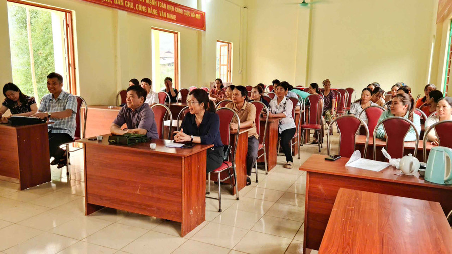 Tỉnh Cao Bằng tăng cường tuyên truyền qua các hội nghị, chương trình tập huấn nhằm giúp người dân nâng cao nhận thức, tự vươn lên thoát nghèo. giam-ngheo-thong-tin.jpg