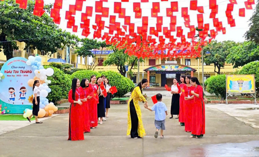 Các em lớp 1 Trường Tiểu học Quang Vinh được thầy cô đón chào trong ngày tựu trường sớm. th3.jpg