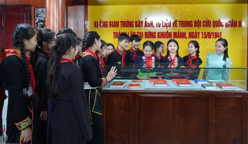 Một hoạt động giáo dục truyền thống, về nguồn thăm di tích lịch sử tại địa phương của trường PT Dân tộc nội trú THCS Nguyễn Bỉnh Khiêm (tỉnh Thái Nguyên). nbk-2.jpg
