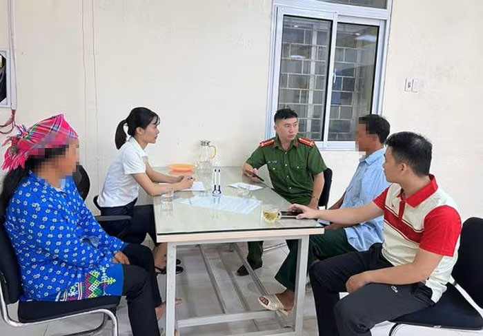 Lực lượng Công an xã Bảo Lâm, tỉnh Cao Bằng, tuyên truyền, kịp thời ngăn chặn người dân chuyển tiền cho đối tượng lừa đảo. Ảnh: N.A