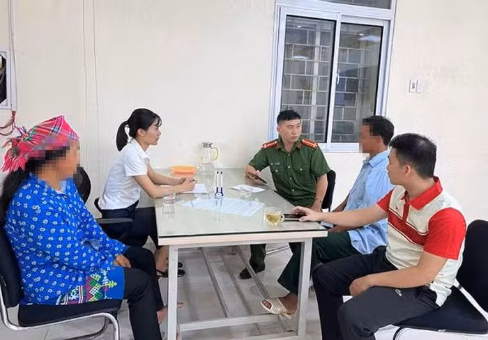 Lực lượng Công an xã Bảo Lâm, tỉnh Cao Bằng, tuyên truyền, kịp thời ngăn chặn người dân chuyển tiền cho đối tượng lừa đảo. Ảnh: N.A