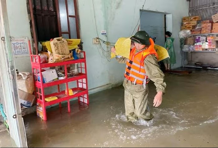 Lực lượng chức năng xã Trường Hà hỗ trợ di chuyển tài sản của người dân đến nơi an toàn. cao-bang-bao-so-11-truong-ha.jpg