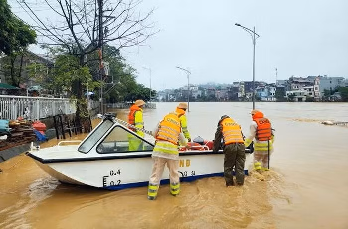 Lực lượng chức năng sử dụng xuồng để cứu hộ người dân trong vùng bị ngập lụt. Ảnh: Công an Cao Bằng