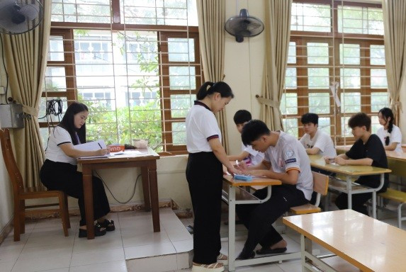 Các thí sinh dự thi vào trường THPT Thành phố (Cao Bằng). 