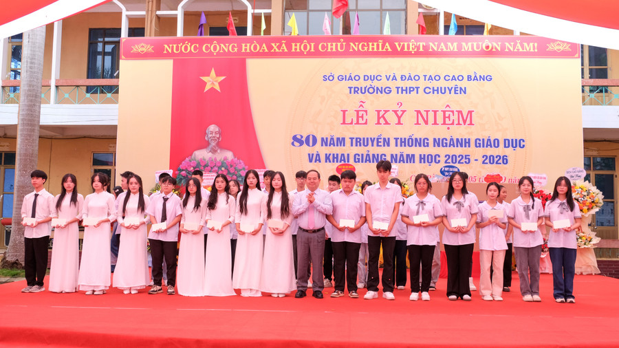 លេខាបក្សខេត្ត Cao Bang លោក Quan Minh Cuong ប្រគល់អាហារូបករណ៍ដល់សិស្សានុសិស្សក្នុងកាលៈទេសៈលំបាក។ bi-thu-tang-qua-hoc-sinh-2.jpg