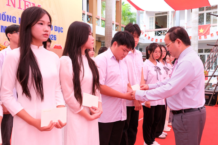អំណោយ-សម្រាប់សិស្ស-1.jpg