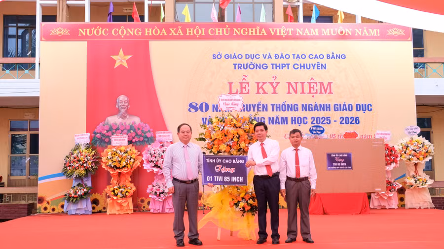 Ông Quản Minh Cường, Bí thư Tỉnh ủy, Trưởng Đoàn đại biểu Quốc hội tỉnh Cao Bằng tặng quà, chúc mừng Trường THPT Chuyên tỉnh Cao Bằng tại Lễ khai giảng.