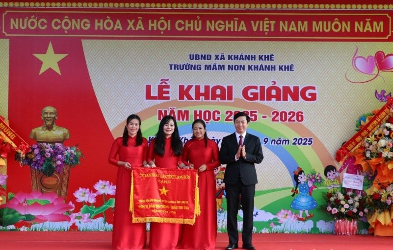 Ông Nguyễn Hoàng Tùng, Chủ tịch Ủy ban Mặt trận Tổ quốc Việt Nam tỉnh Lạng Sơn trao Cờ thi đua của UBND tỉnh cho Trường Mầm non Khánh Khê. ls2.jpg
