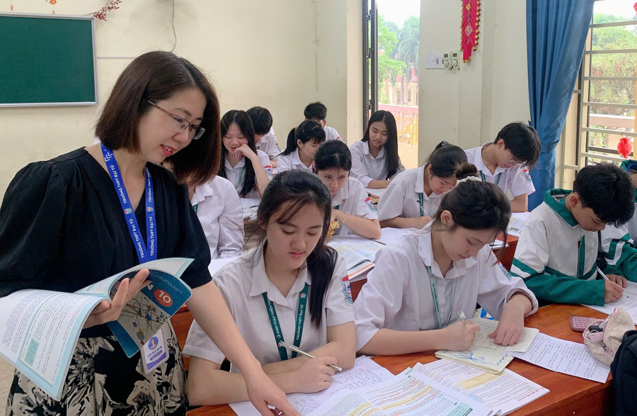 Cô Trần Lệ Huyền (GV Ngữ Văn, Trường THPT Đại Từ, Thái Nguyên) hướng dẫn học sinh đọc tác phẩm văn học.