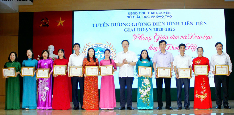 Ông Nguyễn Ngọc Tuân, Giám đốc Sở GD&ĐT Thái Nguyên trao tặng khen thưởng cho các tập thể điển hình tiên tiến giai đoạn 2020-2025. 53f17985c58972d72b98.jpg
