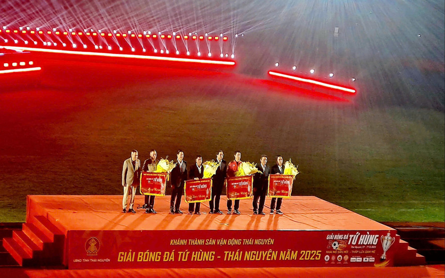 Đại biểu lãnh đạo chúc mừng các đội bóng tham dự giải.