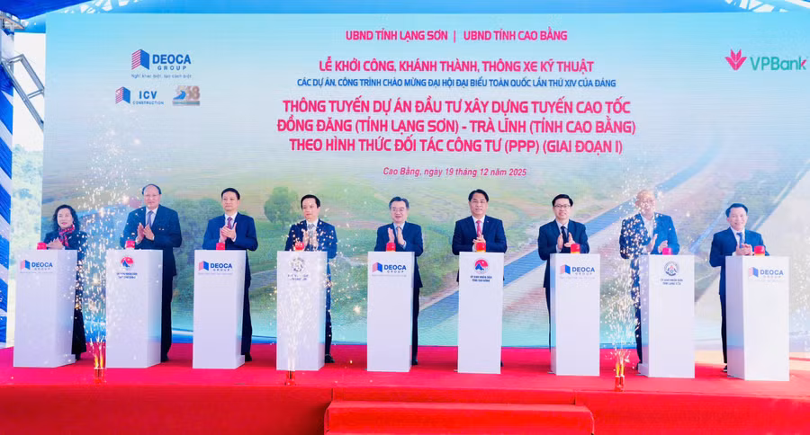 Các đại biểu thực hiện nghi thức thông tuyến giai đoạn 1 cao tốc Đồng Đăng - Trà Lĩnh.