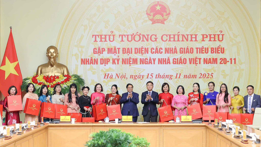 Cô giáo Trần Thị Thoan (thứ 7 từ phải sang) được Thủ tướng Chính phủ Phạm Minh Chính gặp mặt, biểu dương nhân dịp kỷ niệm Ngày Nhà giáo Việt Nam 20/11 năm nay.