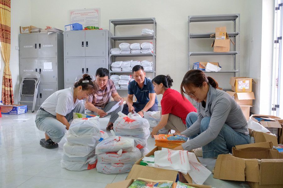 Cán bộ, giáo viên Trường Tiểu học Khuất Xá 1, xã Khuất Xá (Lạng Sơn) chuẩn bị sách, tài liệu phục vụ giảng dạy. tieu-hoc-khuat-xa.jpg