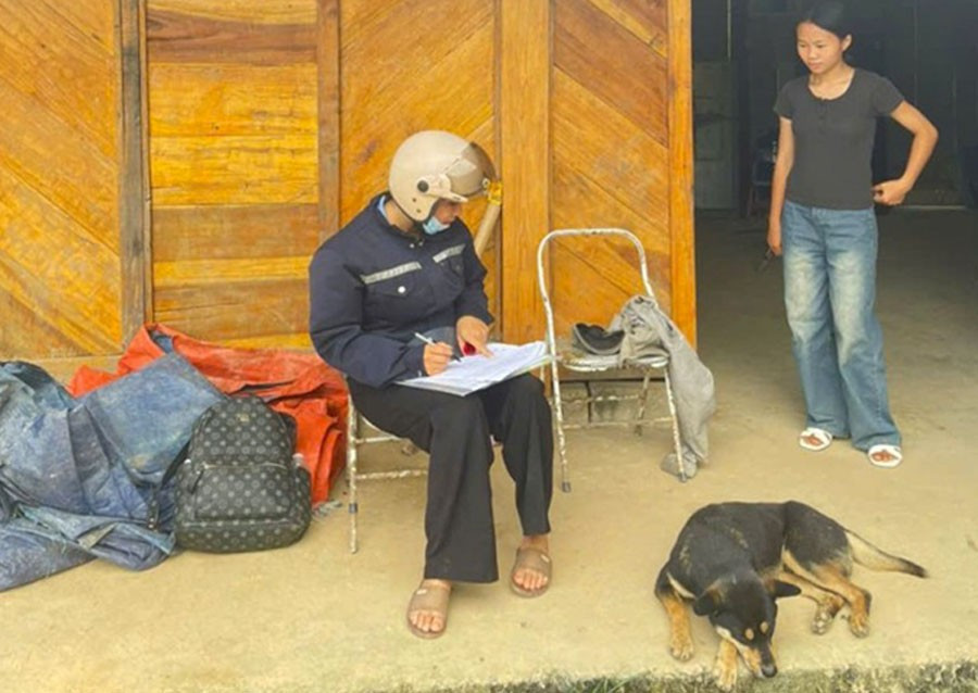 Các giáo viên “đi từng ngõ, gõ từng nhà, rà từng đối tượng” để nắm chắc tình hình trẻ từ 0-5 tuổi. thai-nguyen-dieu-tra-pho-cap-giao-duc-mam-non-2.jpg