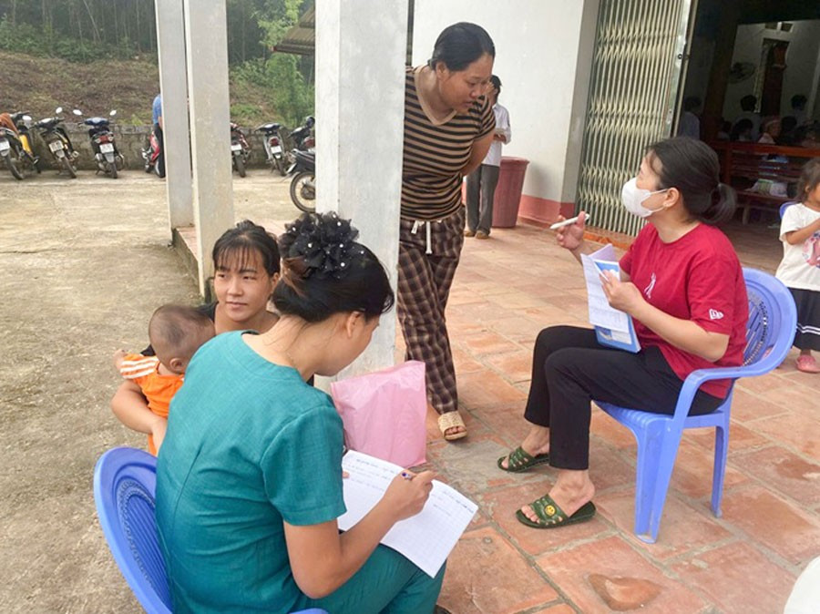 Giáo viên Trường Mầm non Cúc Đường, xã La Hiên, tỉnh Thái Nguyên, đến tận nhà người dân để điều tra, rà soát phổ cập giáo dục mầm non.