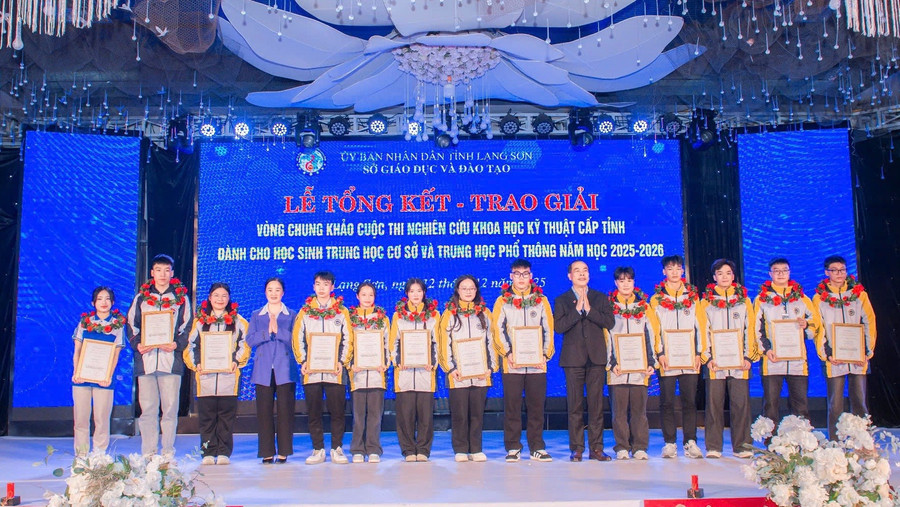 Lãnh đạo Sở GD&ĐT Lạng Sơn trao giải cho các dự án xuất sắc tại cuộc thi.
