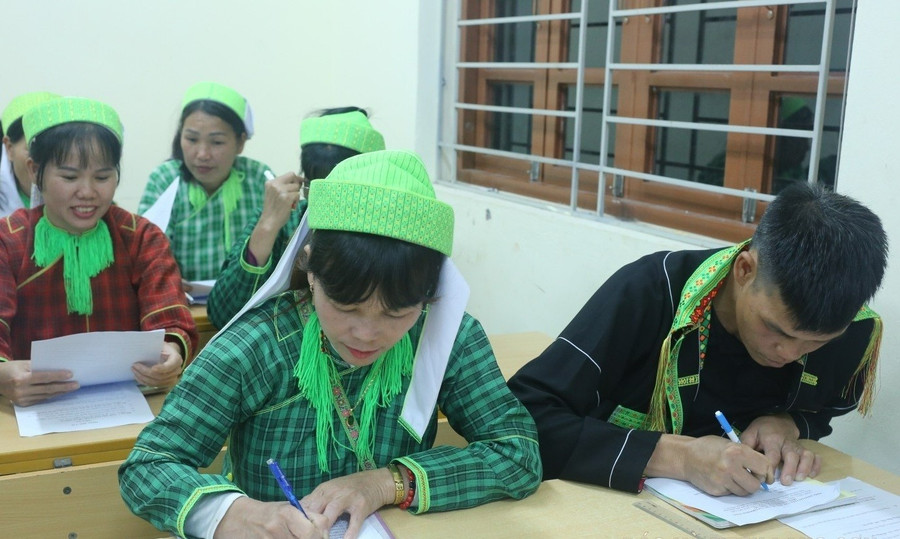 Lớp học xóa mù chữ tại xã Ba Sơn (tỉnh Lạng Sơn).