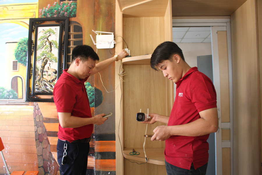 Đoàn đã hỗ trợ Văn phòng đại diện Việt Bắc - Báo Giáo dục và Thời đại kiểm tra hệ thống điện, sửa chữa các thiết bị đồ đạc bị hỏng hóc. 1.jpg