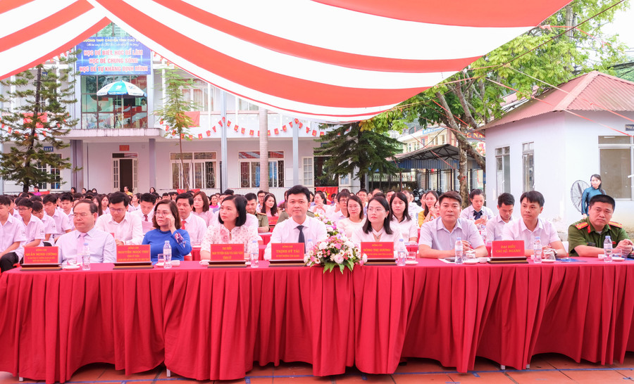 ប្រតិភូចូលរួមពិធីបើកនៅវិទ្យាល័យ Cao Bang Province for the Gifted។ dai-bieu.jpg