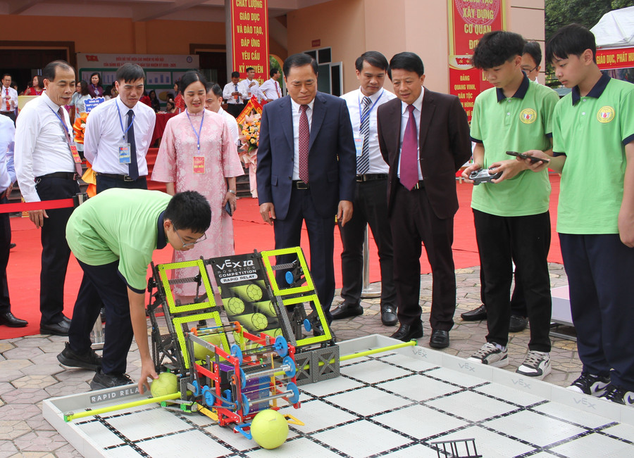 Các đại biểu thăm không gian trải nghiệm Robotics do các em học sinh thực hiện. 4.jpg