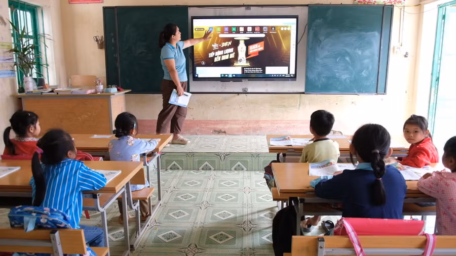 Cô giáo tại Điểm trường Bó Vài, xã Cô Ba (Cao Bằng) kiểm tra ti vi để chuẩn bị cho chương trình trực tuyến tại Lễ khai giảng năm học 2025-2026.