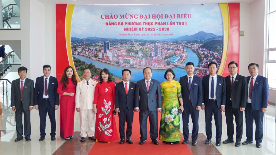 Bí thư Tỉnh ủy Cao Bằng Quản Minh Cường và các đại biểu tại Đại hội đại biểu Đảng bộ phường Thục Phán lần thứ nhất, nhiệm kỳ 2025-2030. bi-thu-tinh-uy-cao-bang-quan-minh-cuong-2.jpg