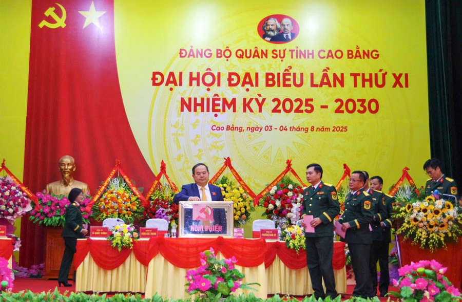Ông Quản Minh Cường, Bí thư Tỉnh ủy, Bí thư Đảng ủy Quân sự tỉnh, Trưởng Đoàn đại biểu Quốc hội tỉnh Cao Bằng bỏ phiếu bầu Ban Chấp hành Đảng bộ Quân sự tỉnh lần thứ XI, nhiệm kỳ 2025 - 2030. bi-thu-tinh-uy-cao-bang-quan-minh-cuong-3.jpg